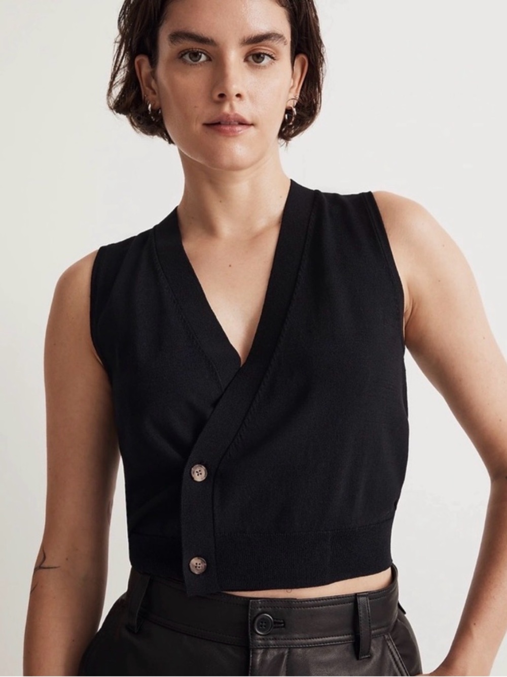 Cropped Black Sleevelessr Wrap Vest